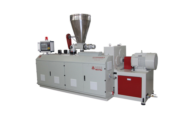 32.9 rpm Ταχύτητα βίδα Διπλής βίδα PVC οροφική γραμμή παραγωγής για το σχεδιασμό βίδες