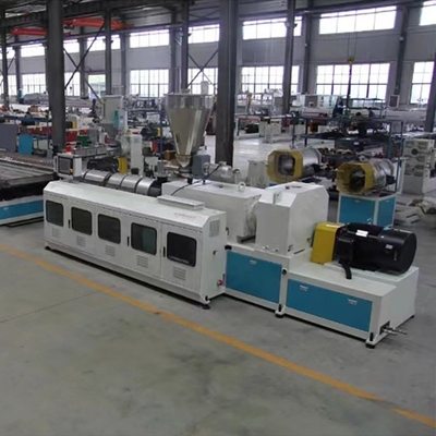 380V 50hz γραμμή εκτόξευσης πλακών οροφής PVC για την παραγωγή οικοδομικών υλικών