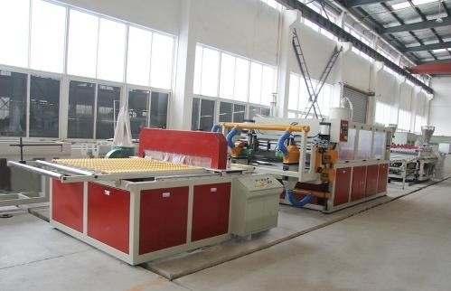 Προσαρμοσμένη γραμμή συμ-έκτασης πλακών αφρού PVC για εργοστάσιο παραγωγής 26000x7000x4000