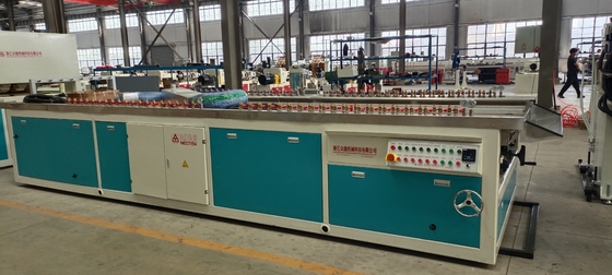 380V 50hz Ηλεκτρική τάση PVC Τρυπητή γραμμή εκτόξευσης φύλλου με 156 1 βίδα L / D σχεδιασμός αναλογία
