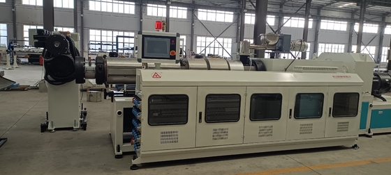 380V 50hz Ηλεκτρική τάση PVC Τρυπητή γραμμή εκτόξευσης φύλλου με 156 1 βίδα L / D σχεδιασμός αναλογία