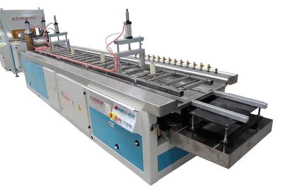 380V 50hz τάση YF180 PE Βάση WPC γραμμή εκτόξευσης για την ανώτερη επεξεργασία πλαστικών