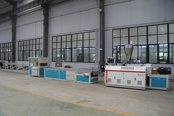 ΥF240 PP PE Base WPC Extrusion Line με χωρητικότητα 12800 KG και ταχύτητα βίδας 32,9 rpm