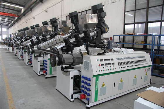 ΥF240 PP PE Base WPC Extrusion Line με χωρητικότητα 12800 KG και ταχύτητα βίδας 32,9 rpm