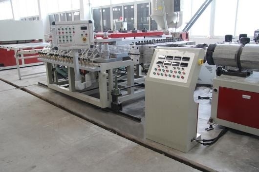 Γραμμή συμ-εξόδου πλακών αφρού PVC με υλικό βίδας 38CrMoALA και ταχύτητα βίδας 34,7 rpm